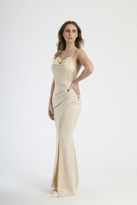 Abito da evento beige, ideale per un look sobrio ed elegante