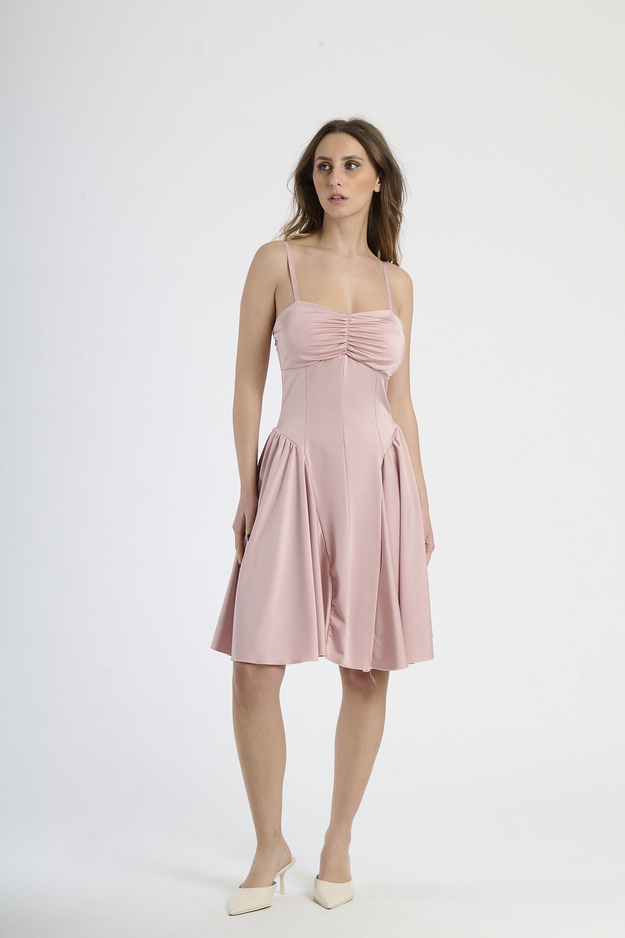 Donna con abito rosa antico a spalline, romanticismo e charme vintage.