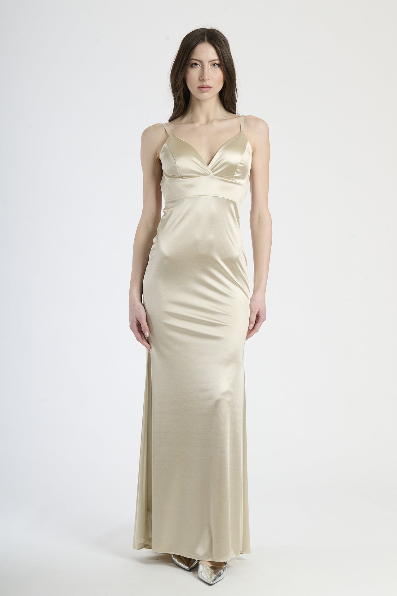 Outfit con abito beige lungo, ideale per un look chic e delicato.