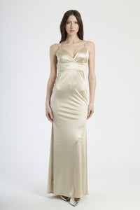 Outfit con abito beige lungo, ideale per un look chic e delicato.