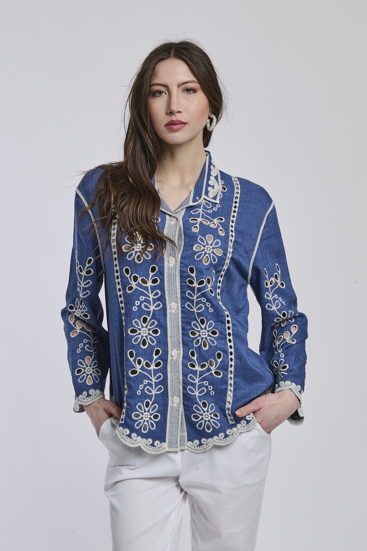 Ragazza indossa una camicia a righe azzurre e bianche con maniche lunghe e colletto a turn-down, un look casual e moderno.