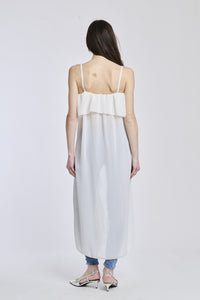 Top in bianco con un tessuto leggero e trasparente, che dona un look romantico e femminile.