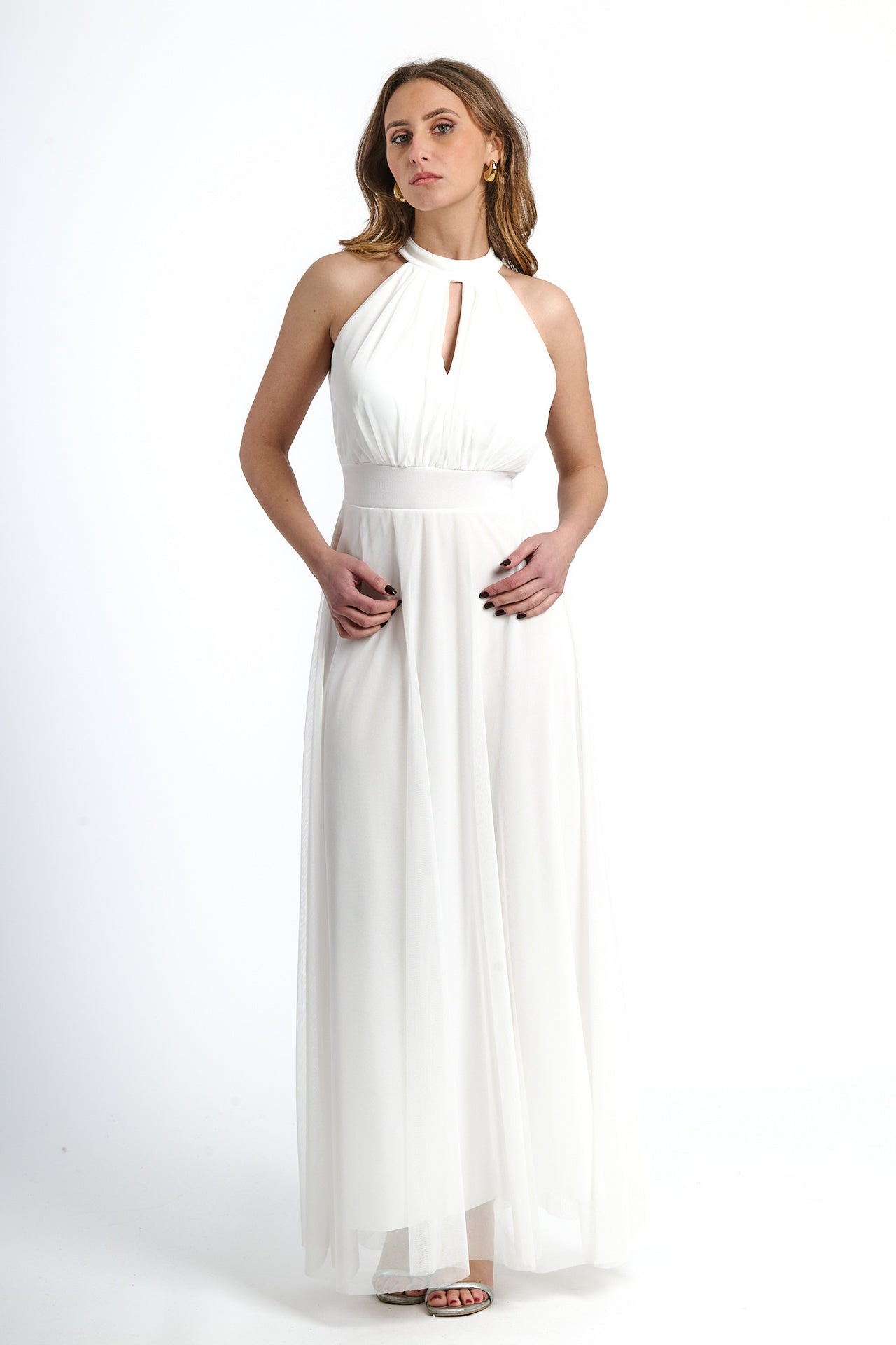 Abito bianco elegante a nodo al collo, gonna fluida, sfondo chiaro con pianta