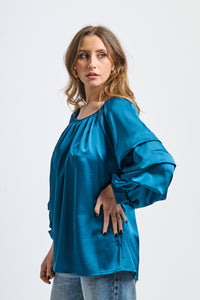 Outfit ottanio: blusa oversize, dettagli ruffle, per serate sgargianti o usi quotidiani