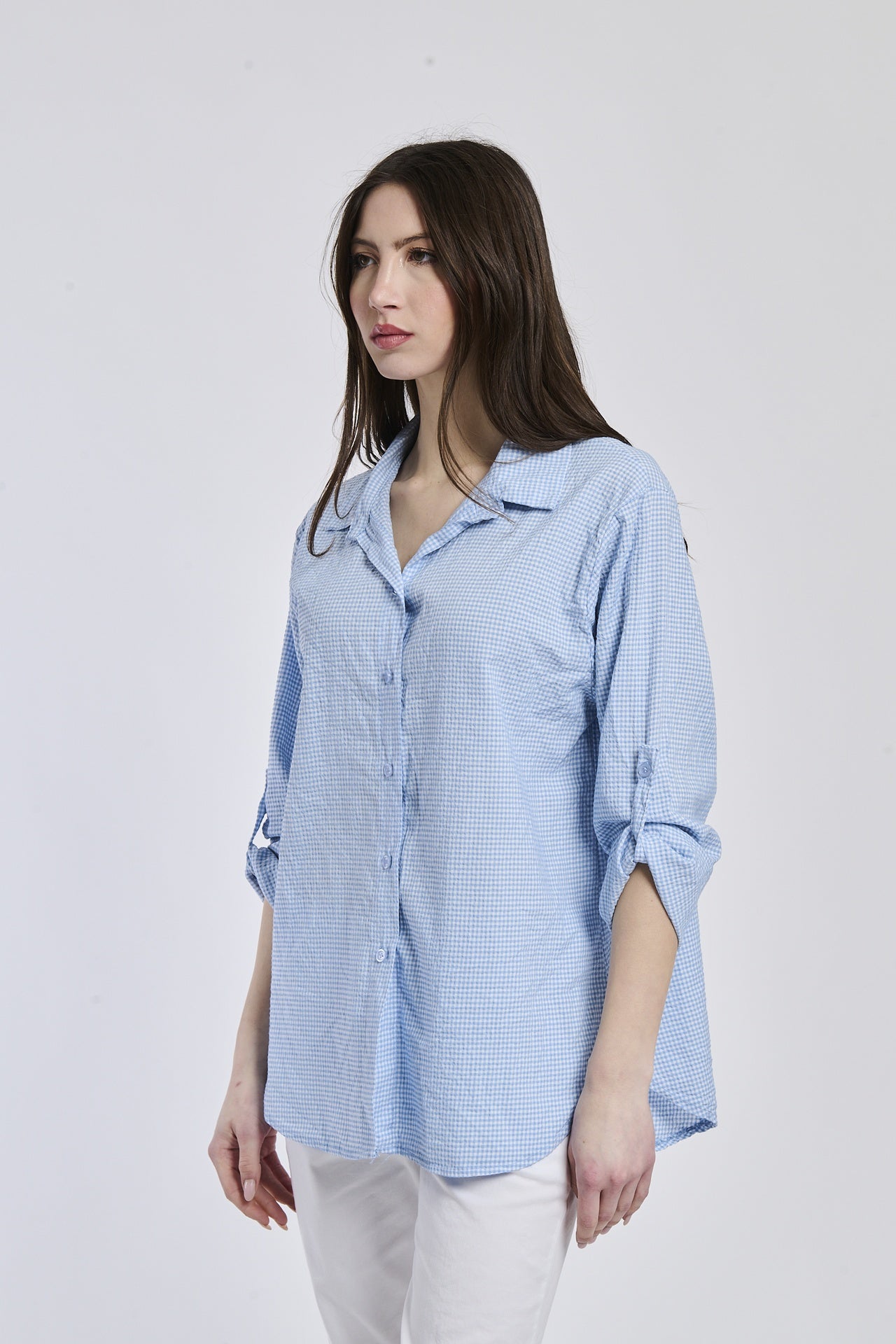 Camicia azzurra a righe, taglio ampio, comoda per il tempo libero.