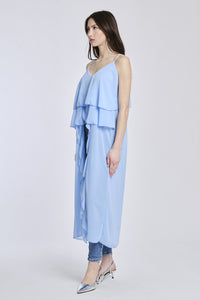 Un top azuro con una texture leggera e soffiata, che dona un senso di vitalità e giovinezza.