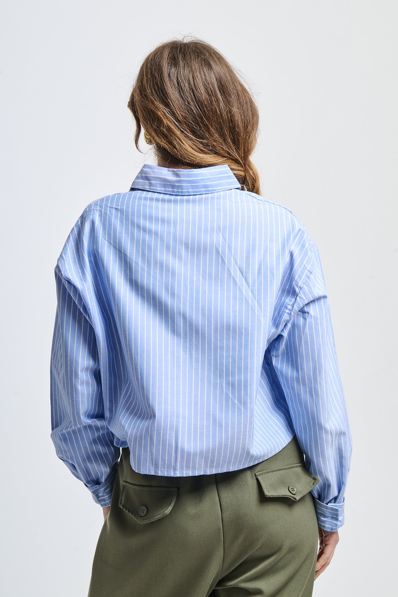 Un vestito di sera rosso con dettagli in pizzo sulla gonna.