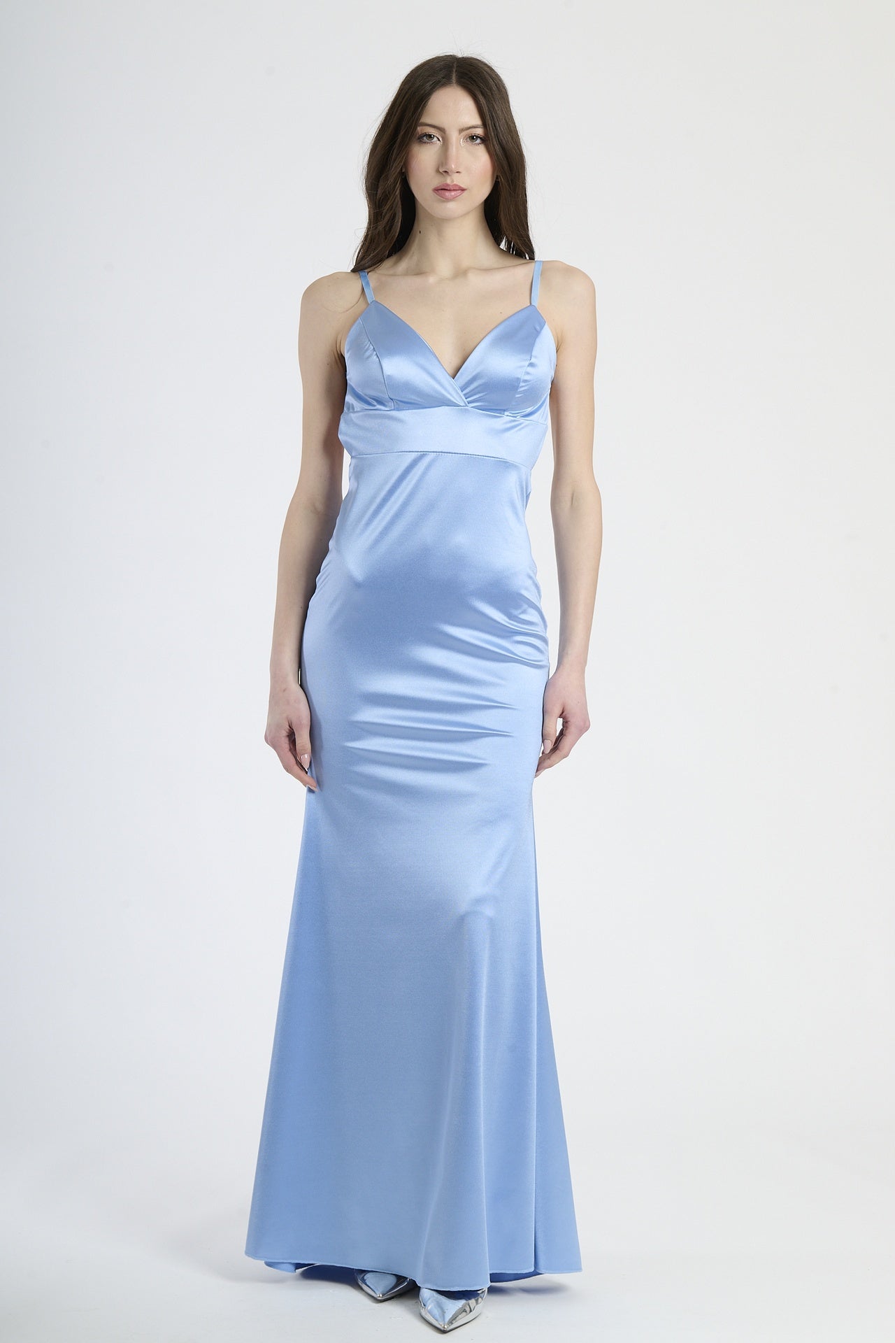 Outfit con abito azzurro lungo, perfetto per cerimonie o serate speciali.