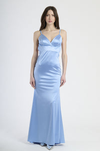 Outfit con abito azzurro lungo, perfetto per cerimonie o serate speciali.