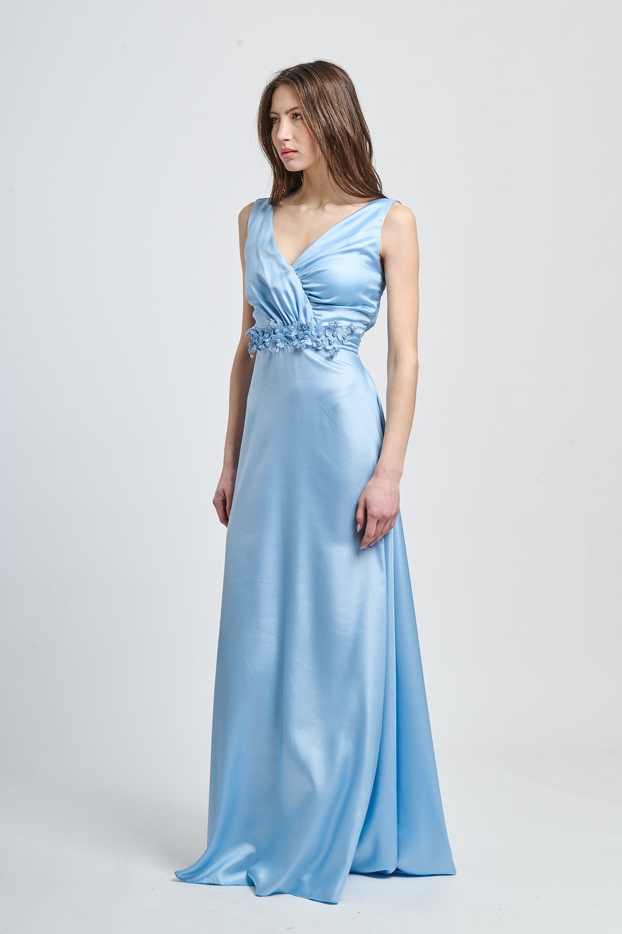 Abito lungo azzurro in raso lucido, scollo a V e fascia decorativa in vita