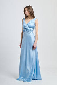 Abito lungo azzurro in raso lucido, scollo a V e fascia decorativa in vita