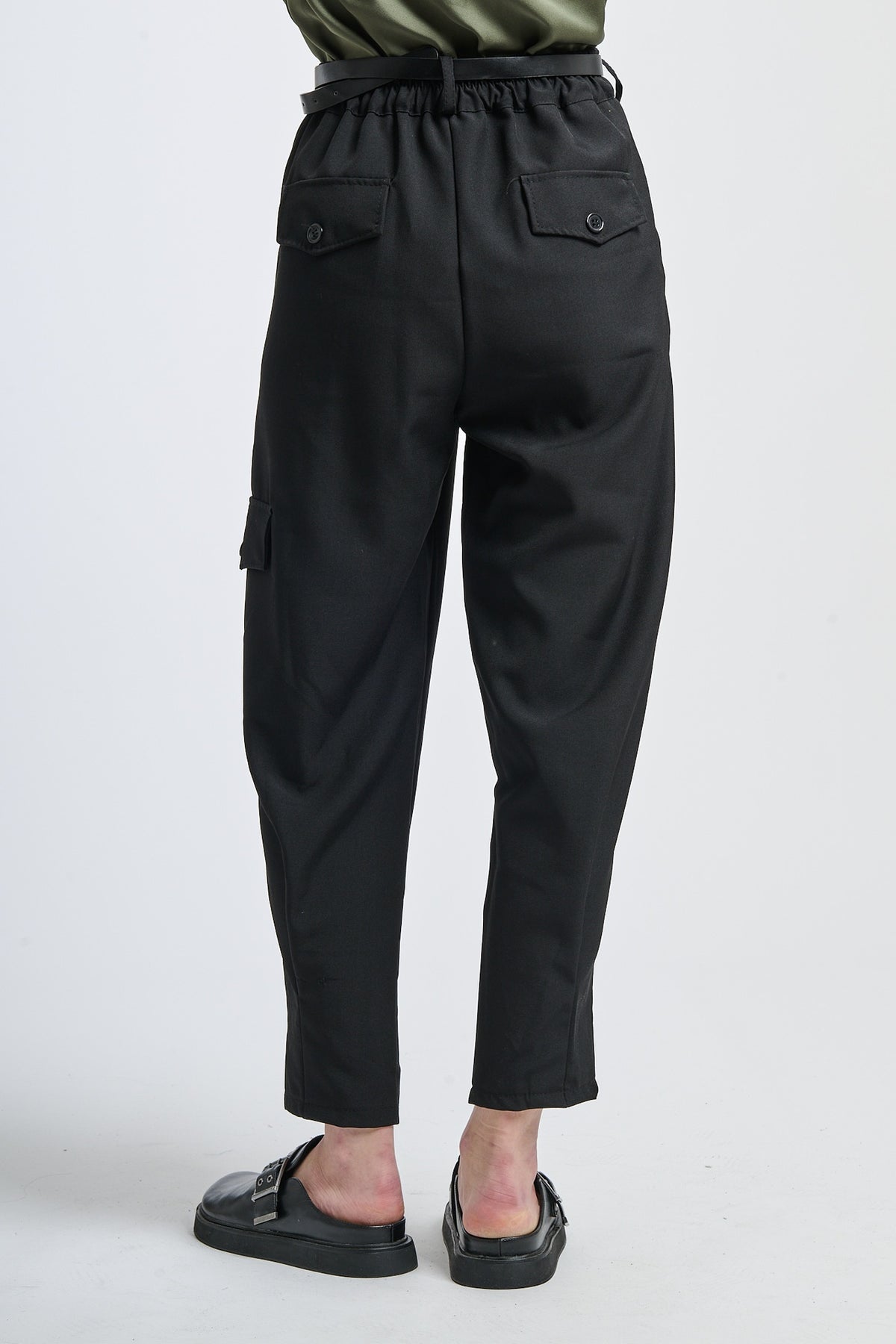 Stile pantaloni cargo neri, silhouette dritta e comoda per il giorno
