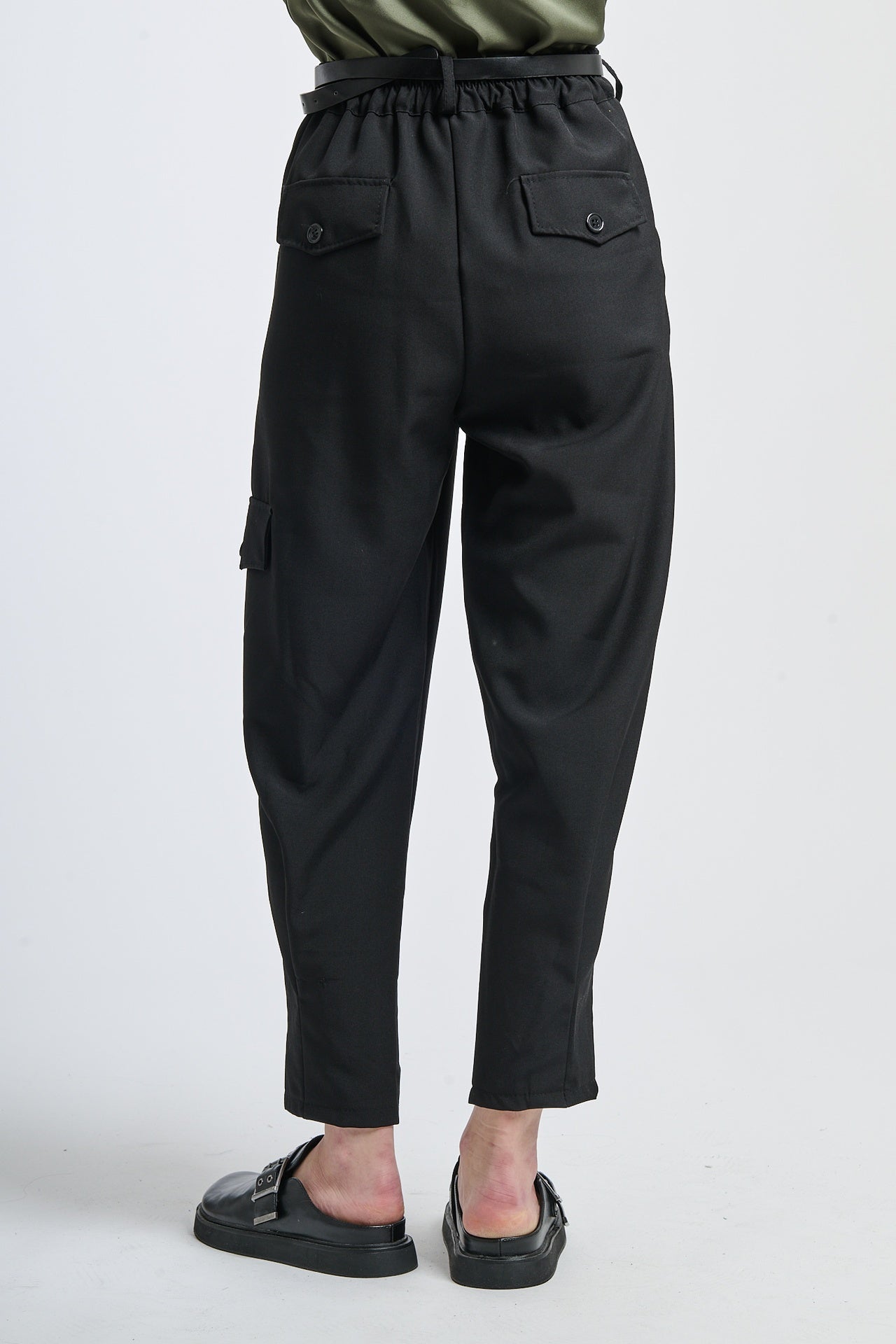 Stile pantaloni cargo neri, silhouette dritta e comoda per il giorno