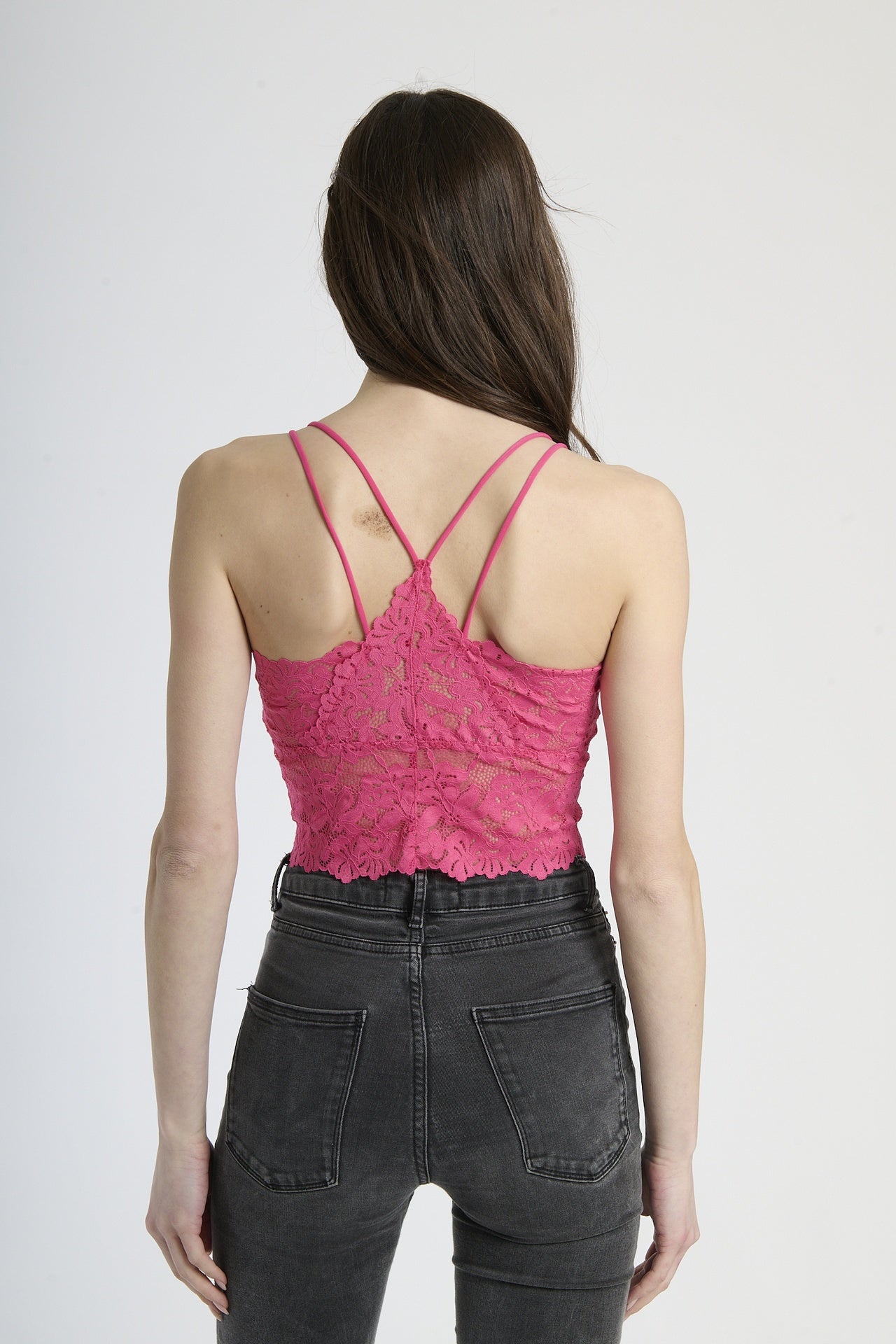 Canotta di pizzo fuxia, colletto a V e impatto visivo forte