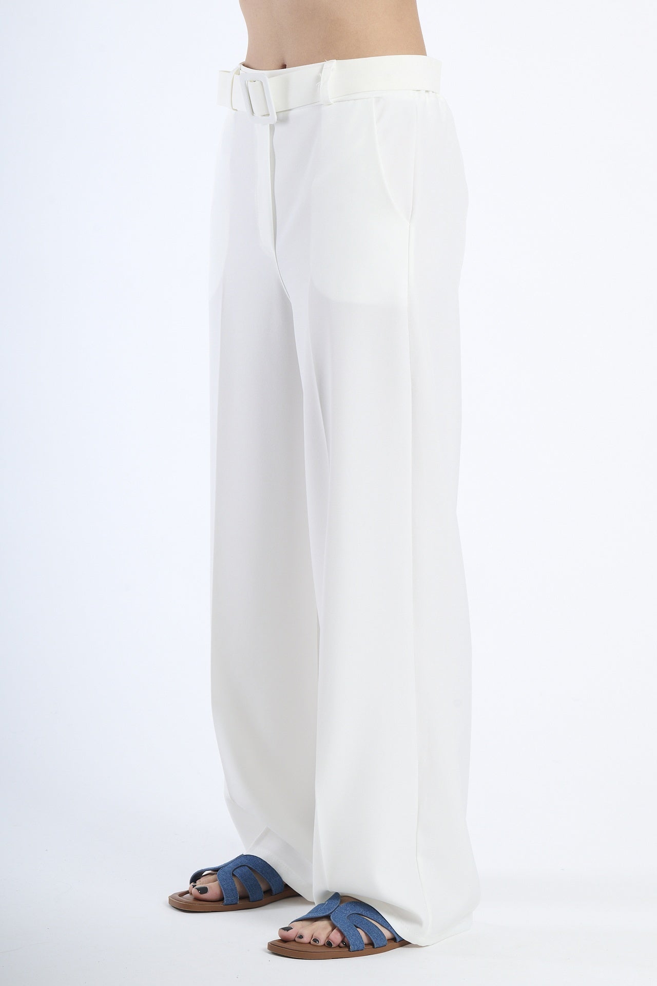 Pantaloni dritti bianchi, tessuto leggero, cintura regolabile, perfetti per la stagione estiva.