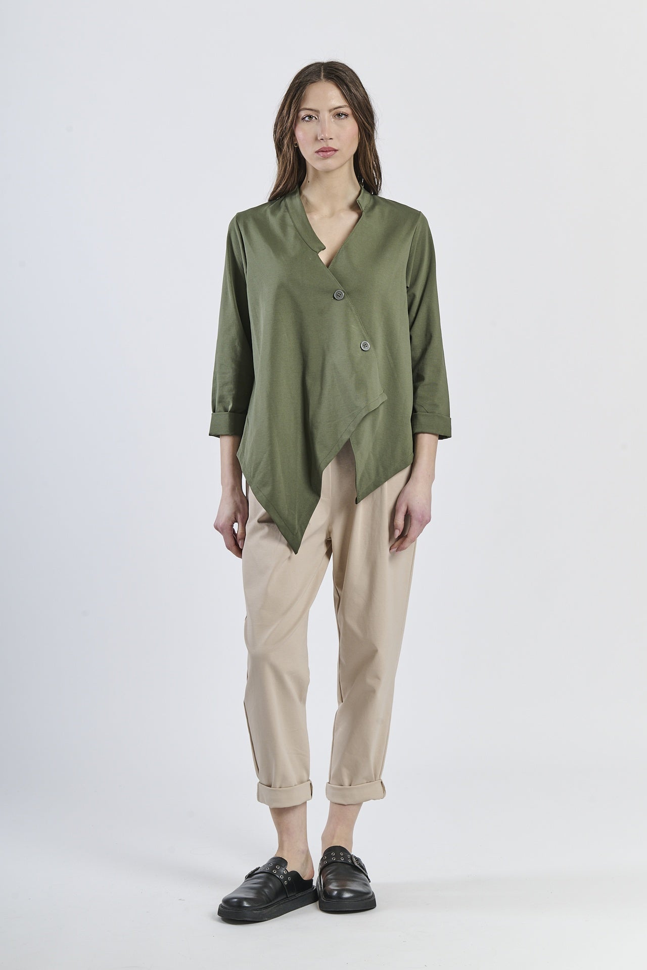 Ensemble: camicia verde oliva con maniche a 3/4, pantaloni beige e scarpe classiche