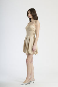 Abito minimalista beige, ideale per abbinamenti casual - eleganti.