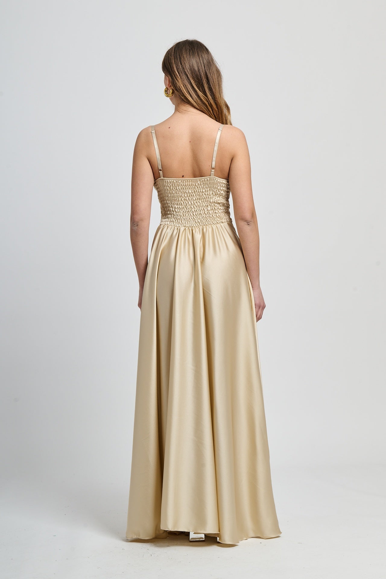 Abito lungo beige in raso classico, spalline a fascia e vita incontrita