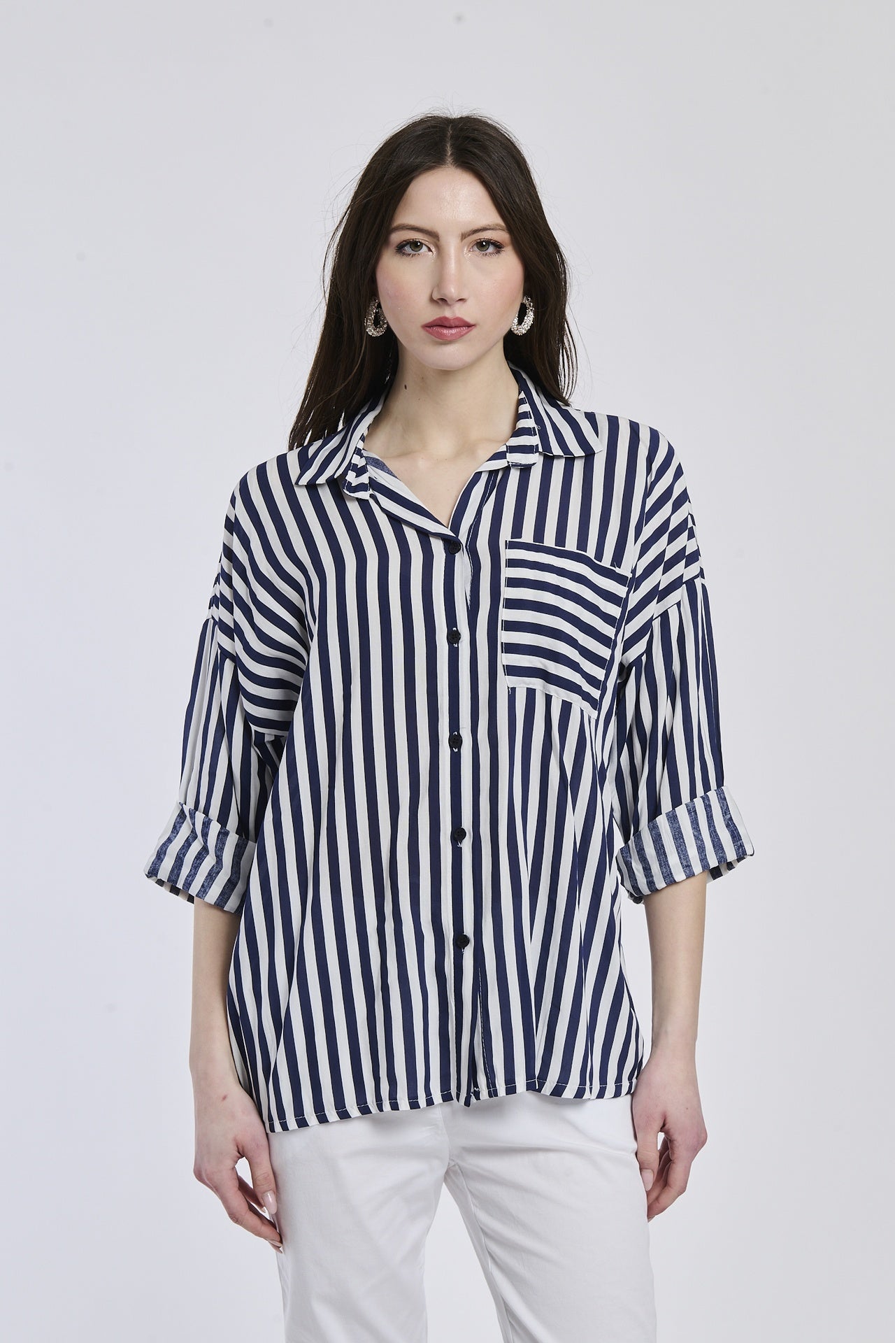 Camicia a righe navy e bianche da donna, taglio dritto, che valorizza la silhouette con eleganza.