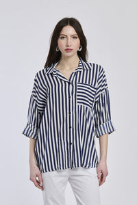 Camicia a righe navy e bianche da donna, taglio dritto, che valorizza la silhouette con eleganza.