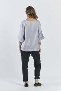 Tunica grigio chiaro dalcollo avvolgente delicato