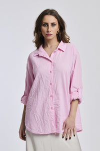 Camicia rosa con collo a V, maniche 3/4, ideale per un look romantico.