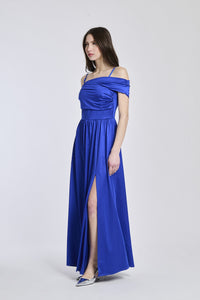 Abito bluette lungo, design a spalline scollate, fascia in vita e apertura laterale, perfetto per un brunch elegante.