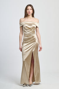 Abito lungo beige in raso classico, scollo a spalline nude e gonna con slittino, design raffinato