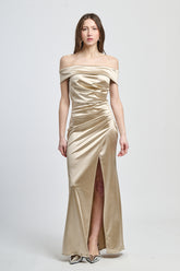 Abito lungo beige in raso classico, scollo a spalline nude e gonna con slittino, design raffinato