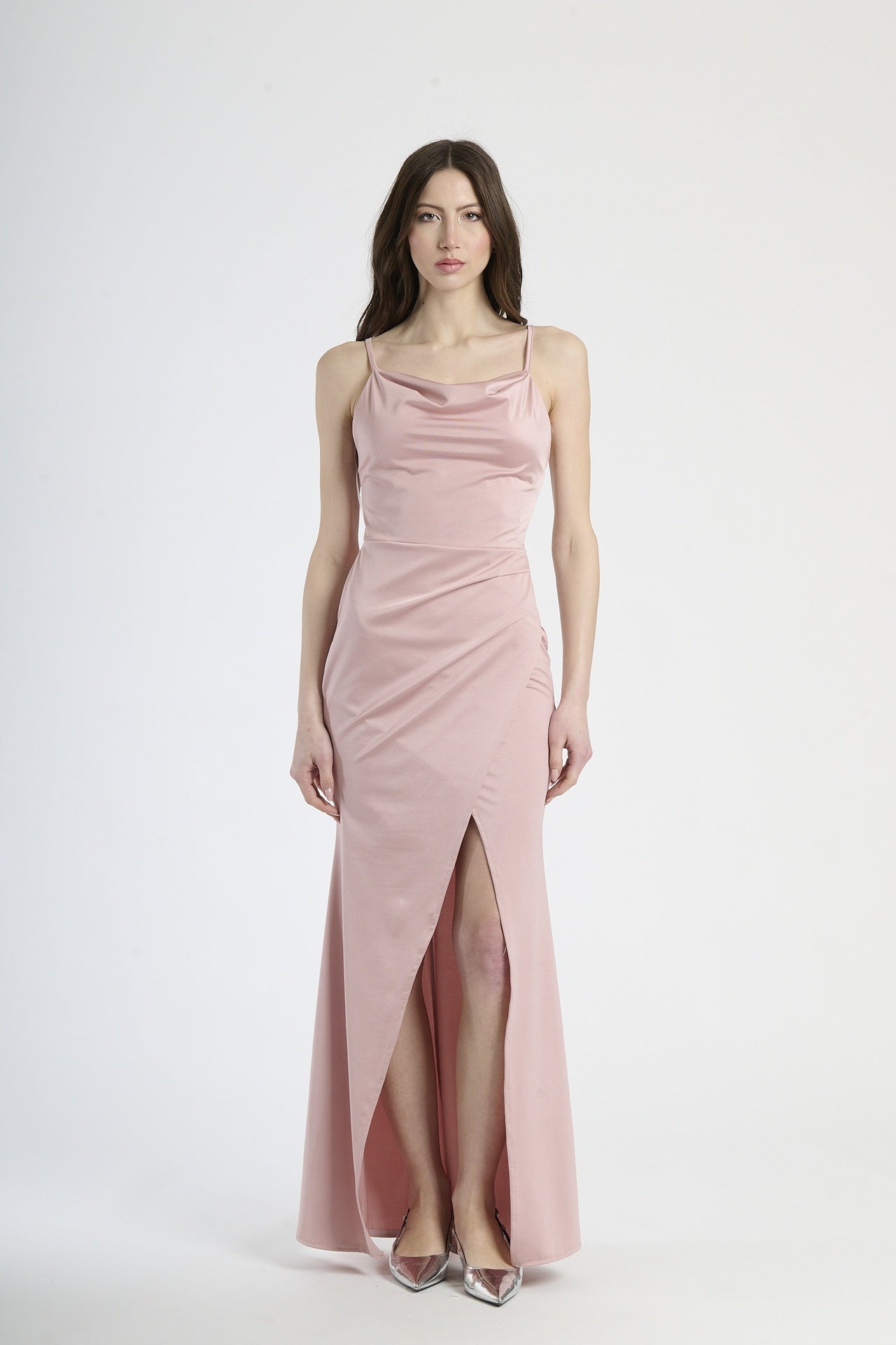Moda femminile: abito rosa antico in tessuto delicato, design con spalline sottili e colletto avvolgente.