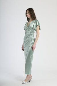 Abito salvia in velluto con falda sfilata, abbigliamento dal tocco eco-chic e sofisticato.