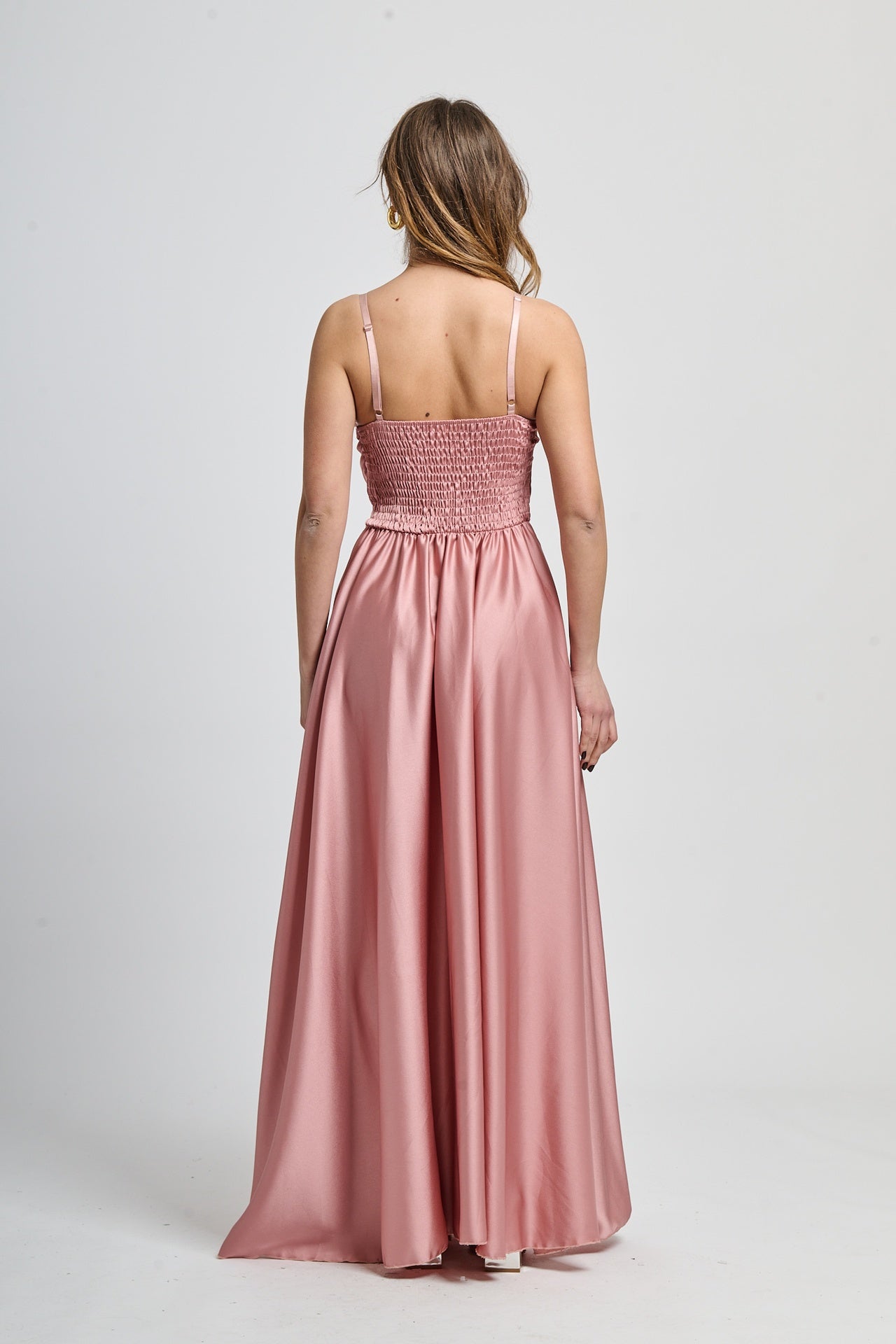 Abito elegante rosa antico, tessuto satinato con falda ampia e fluida