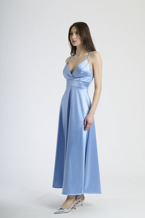Moda femminile: abito azzurro in raso lustrante, design con scollatura a V e gonna ampia.