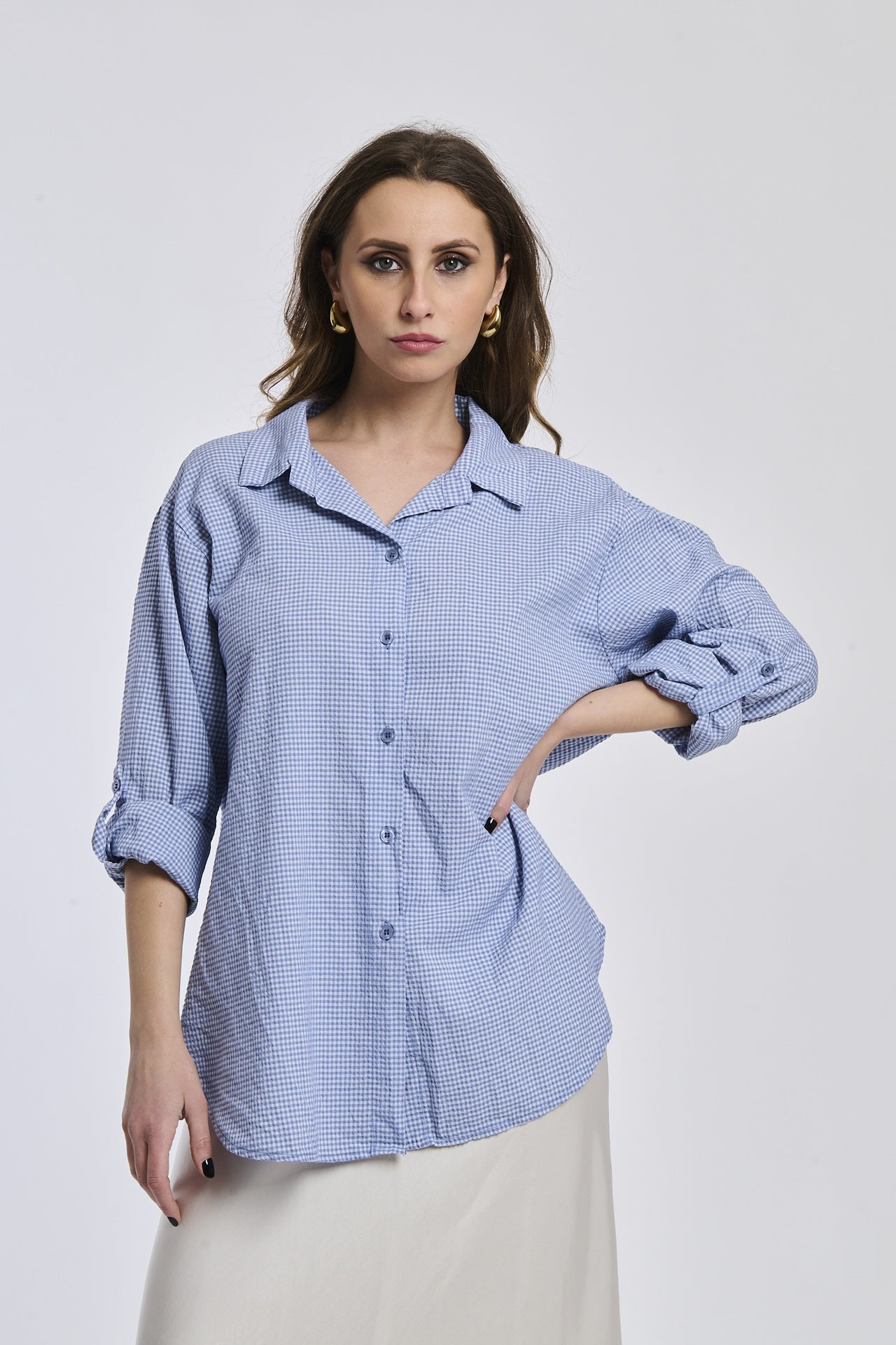 Camicia navy con collo a V, maniche 3/4, adatta per un outfit raffinato.