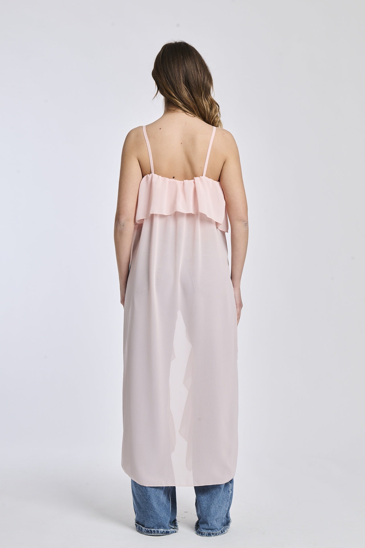 Un abito in rosa con dettagli in pizzo, che crea un look elegante e sofisticato.