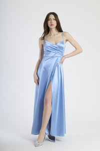 Abito lungo in raso azzurro con bretelle sottili e drappeggi al busto