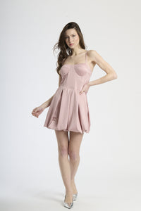 Abito corto rosa antico con bretelle sottili, silhouette a campana e scollatura cuore.