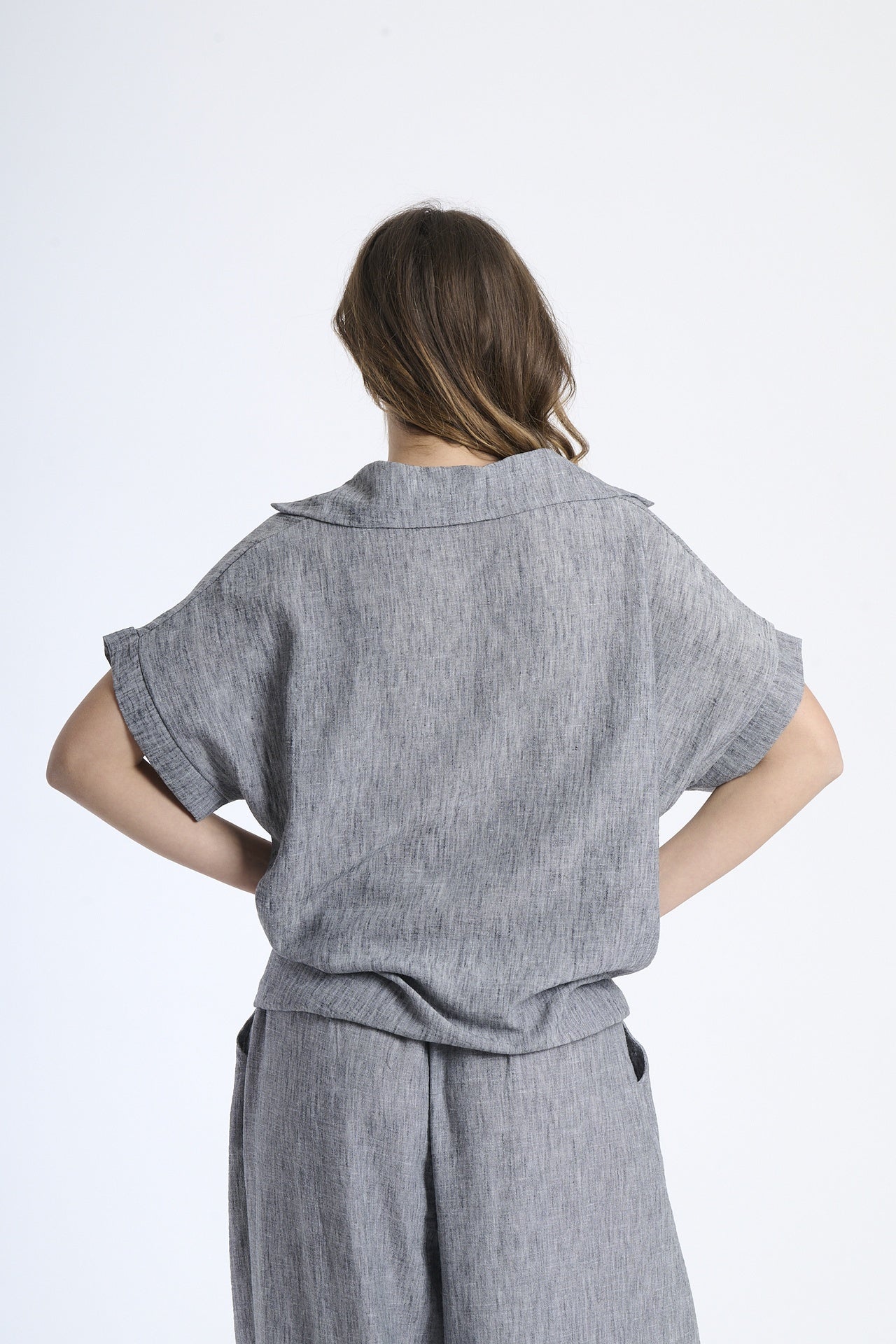 Outfit casual nero, camicia a maniche corte con stampa e pantaloni ampi