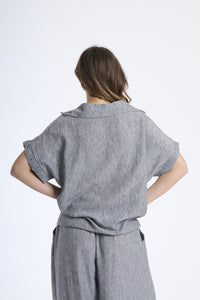 Outfit casual nero, camicia a maniche corte con stampa e pantaloni ampi