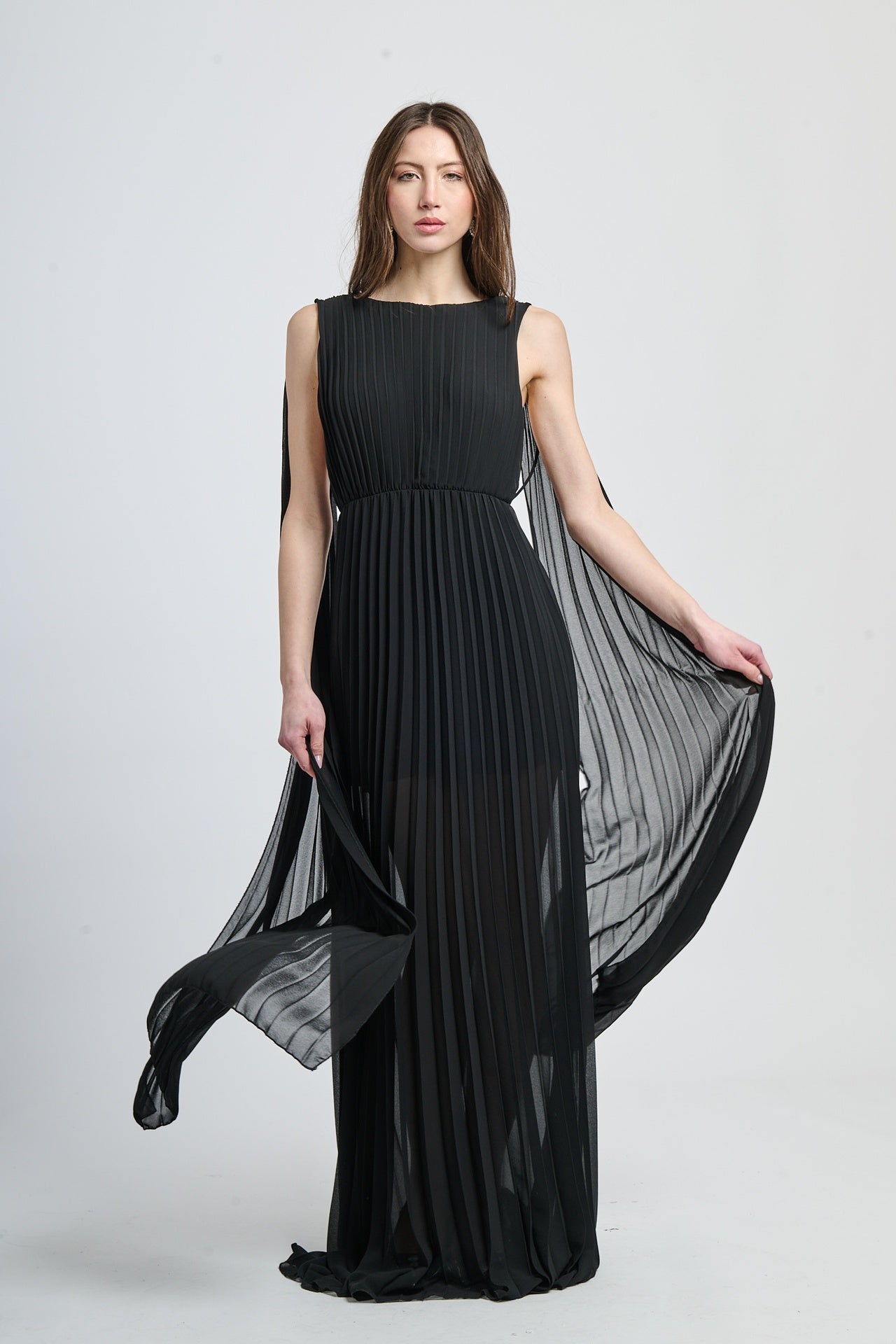 Abito lungo nero con scollo a collo alto e pannelli fluidi, design intenso