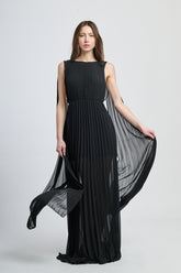 Abito lungo nero con scollo a collo alto e pannelli fluidi, design intenso