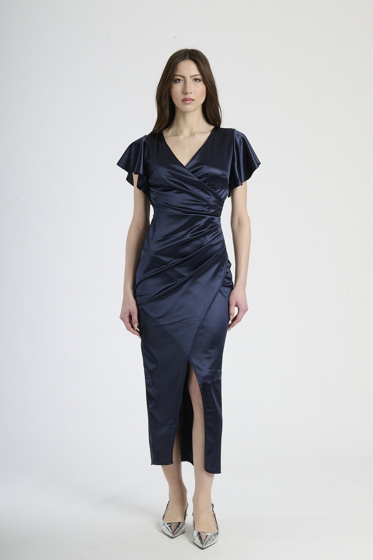 Outfit con abito navy lungo, ideale per un look dal sapore marino glamour.