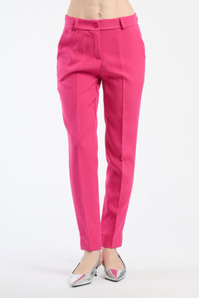 Pantaloni fuxia slim fit, perfetti per aggiungere un tocco di colore.