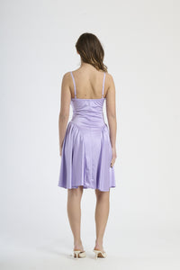  Modella in abito lilla, stile unico e trendy.