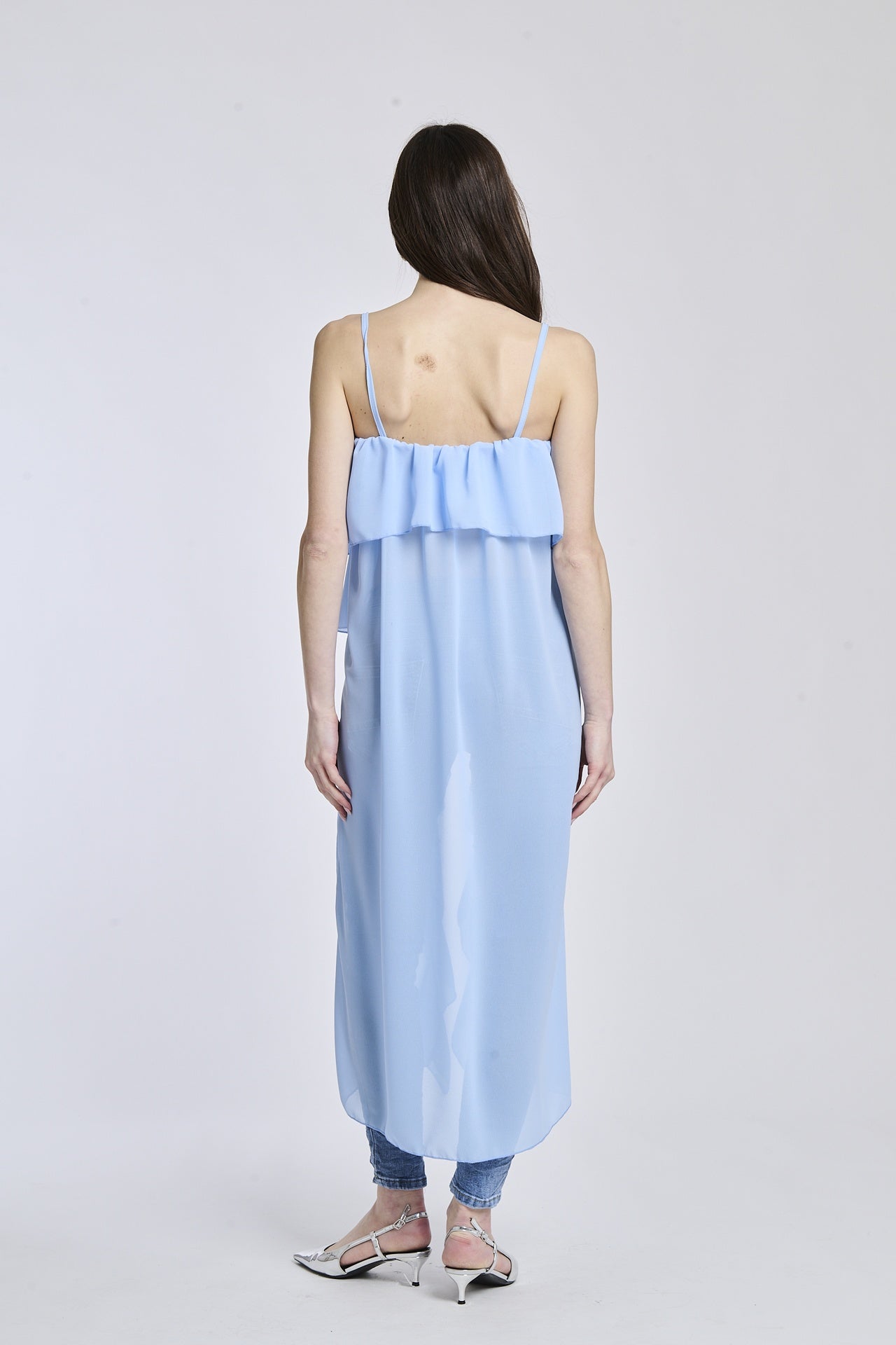 Un abito in azuro con dettagli sottili, che crea un look sofisticato e accattivante.