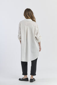 Camicia bianca a maniche arrotolate, stile elegante e semplice