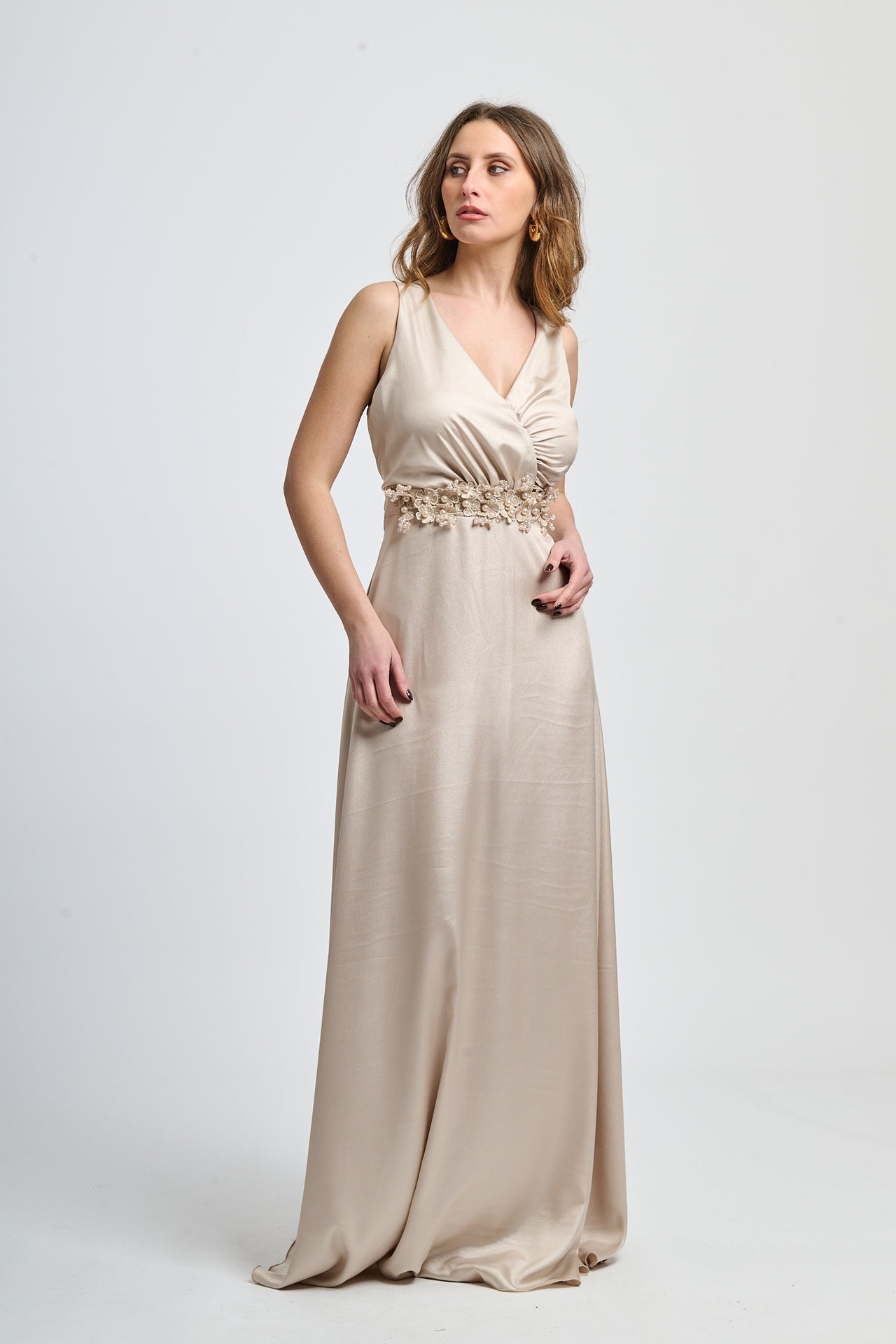 Abito formale beige in raso, design sobrio con spalline sottili