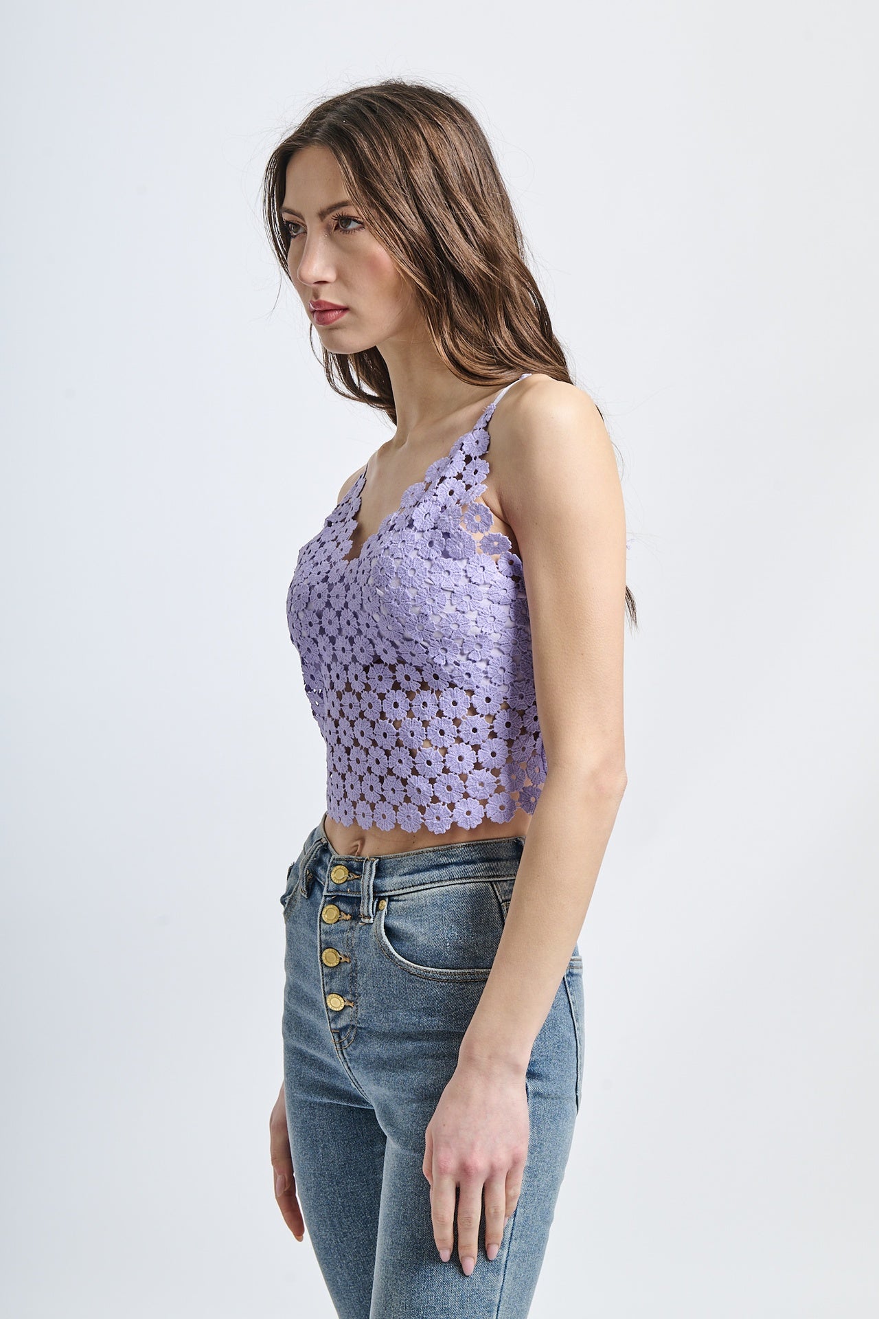 Moda affascinante: top lilla a uncinetto, design cropped con bretelle sottili e scollatura a V.