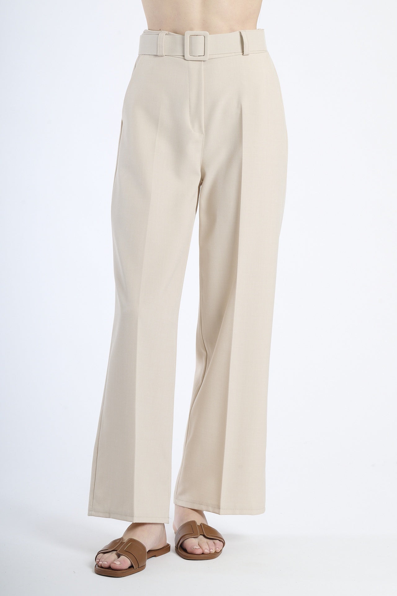 Pantaloni eleganti beigi, cintura integrata, stile neutro e delicato.