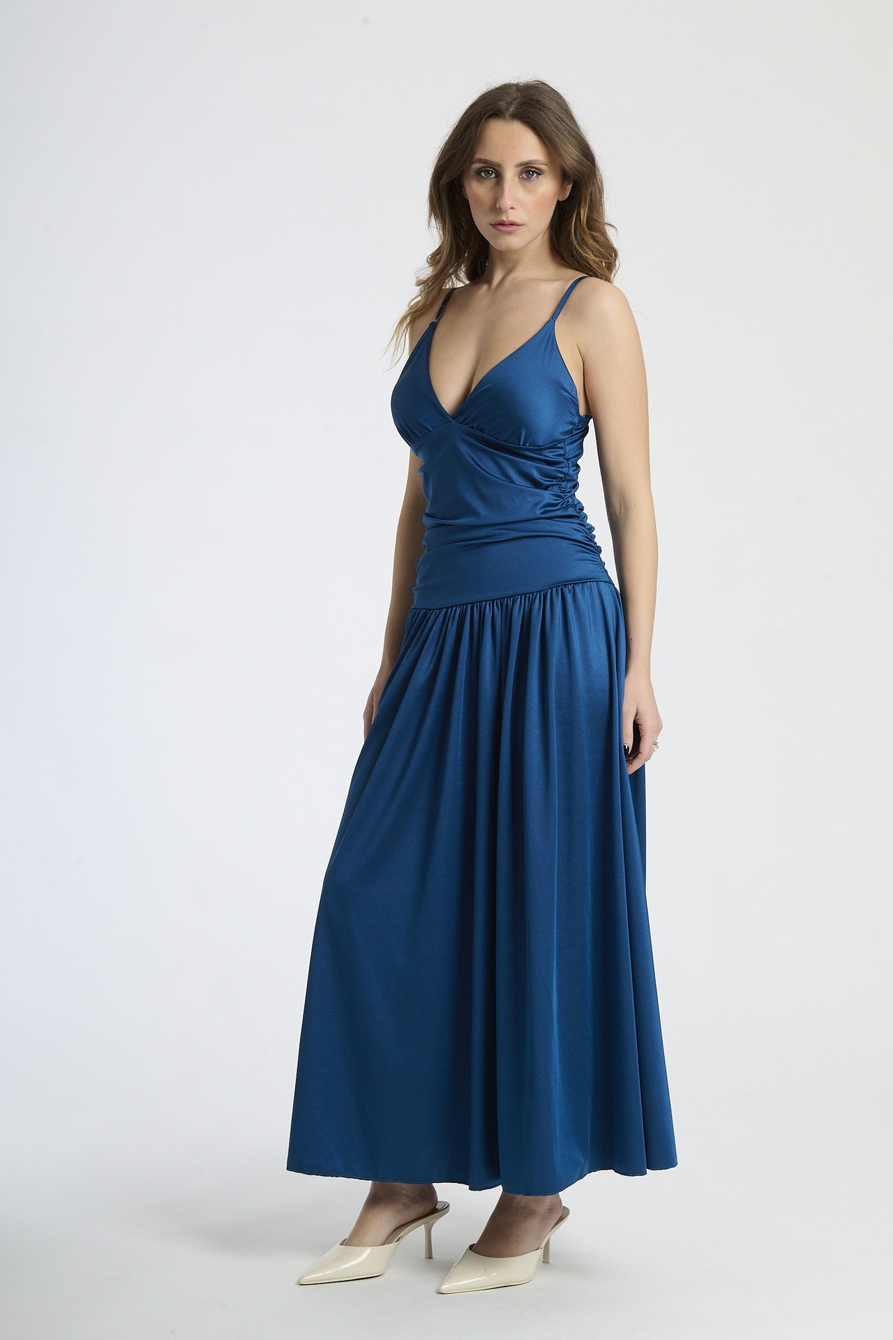 Abito lungo ottanio con scollatura a V profonda, silhouette dritta e gonna fluttuante.